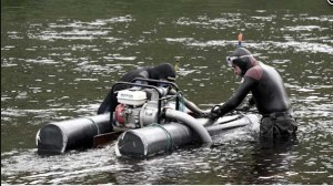 Kultajoki, Vesa & Volker working with the Dredge, see http://www.arctic-heartbeat.fi/finnish/Trailers/Kultajoki/Kultajoki.htm