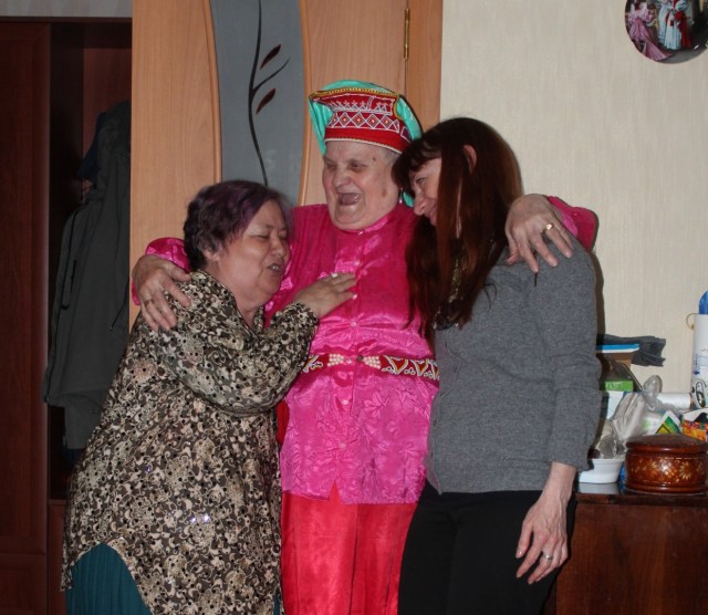 Ekaterina Nikolaevna Korkina (left) took us to a spontaneous visit to her best friend Anna Efimovna Novokhat'ko.
